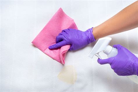 Sind die blutflecken noch frisch und nicht eingetrocknet, kannst du sie am einfachsten 2. Matratze reinigen: Verschmutzungen entfernen und vorbeugen