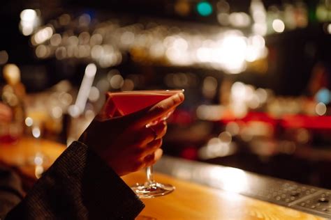 Fiesta de cócteles ocktail en manos de una mujer mujer joven bebiendo cócteles en el bar