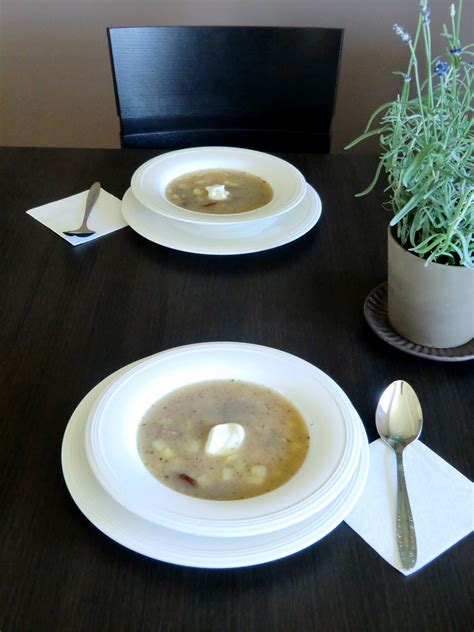 Chociaż bardzo lubimy tę przyjemną, kwaskowatą zupę, to nigdy nie gości na naszym stole w czasie świąt. Zalewajka, łódzki żurek z białą kiełbasą i ziemniakami ...