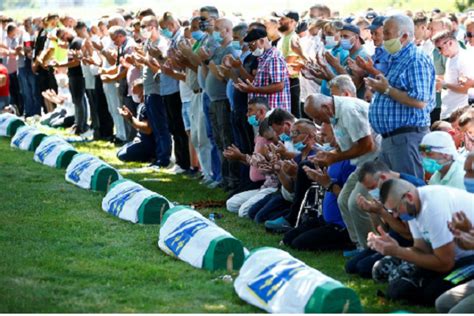 On 11 july 1995, bosnian serb forces under the command of ratko mladić entered the town of srebrenica and began planning the deportation of by the summer of 1995, following an order from bosnian serb leader radovan karadžić to 'create an unbearable situation of total insecurity with no. Bosnia Muslims Mark Anniversary of Srebrenica Massacre