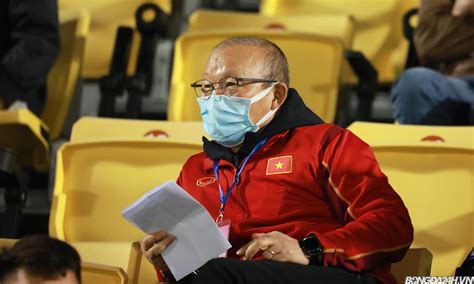 Hlv akira nishino cũng gào thét với bùi tiến dũng. HLV Park Hang Seo sử dụng thẻ cầu thủ để quan sát trên ...