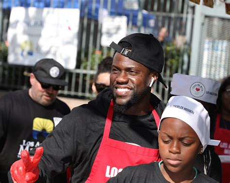 kevin hart l and son hendrix hart at the la mission s annual thanksgiving for the homeless