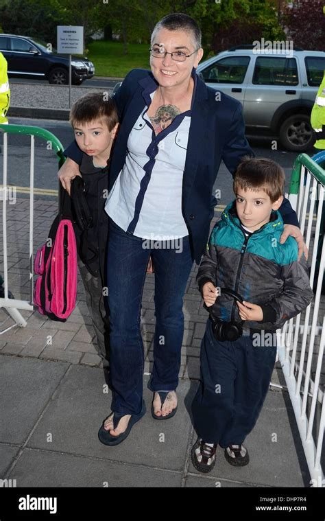 Sinead O Connor con figli Shane e Yeshua celebrità fuori gli studi RTE