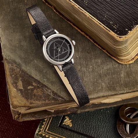 Od té doby věrní fanoušci doufají, že své hrdiny opět uvidí pěkně pohromadě. Hodinky Harry Potter - Relikvie smrti | Fantasyobchod.cz