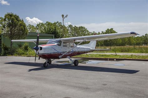 Последние твиты от cessna (@cessna). Cessna Flugzeug stockbild. Bild von cessna, rotor, flügel ...