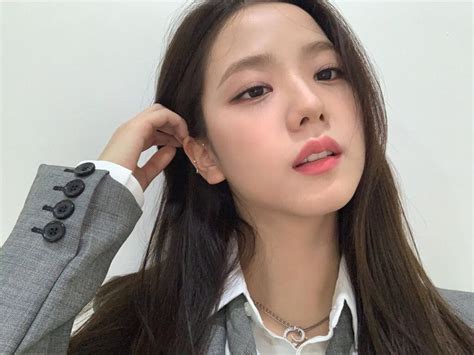 In 1987, when tear gas exploded like firecrackers, a bloody man jumped into a female college dormitory and a female student treats him thinking he's an activist student fighting for the generation. Alur Cerita Drama Korea Jisoo BLACKPINK "Snowdrop ...