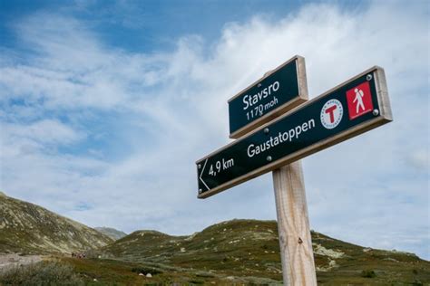 Gaustatoppen, in der landessprache oft auch nur gausta genannt, ist ein berg in der norwegischen provinz vestfold og telemark südlich der stadt rjukan. Wandern Norwegen: Wanderung auf den Gaustatoppen | a daily ...