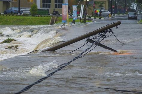 Kuala terengganu, aynı zamanda kuala terengganu bölgesi'nin başkentidir. 4813 evacuated as floods continue to inundate Terengganu ...