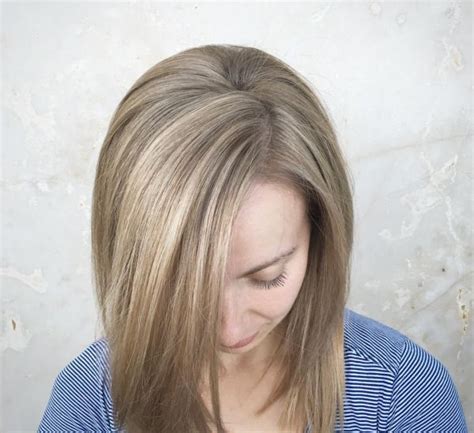 Dunkelblonde haare sind meist eher unauffällig. Hellen Strähnchen auf verschiedenen Haarfarben