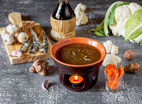 Questa ricetta tradizionale vede nel vino rosso il compagno perfetto. Bagna cauda piemontese. La ricetta per farla a regola d'arte.