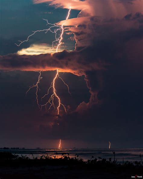 Epic Lightning Striking Venezuelas Maracaibo Lake The Catatumbo