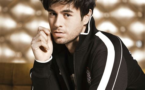 Enrique Iglesias Mysterious Look Wallpapers And Images Wallpapers Pictures Photos