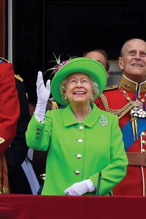 How To Dress Up Like Queen Elizabeth