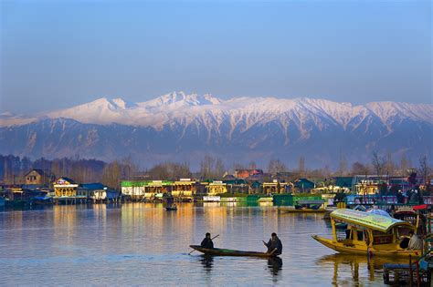 5 Beautiful Houseboats In Srinagar That Offer Stunning Views Of The