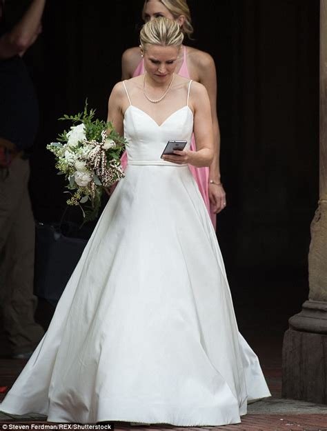 Kristen Bell Dons Wedding Dress In Central Park Daily Mail Online
