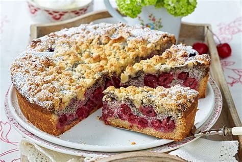 Wer keine zwetschgen zur hand hat, kann den kuchen genauso gut mit äpfeln, birnen. Kirschstreuselkuchen mit Mohnguss Rezept | LECKER | Rezept ...