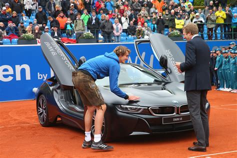 Alexander zverev ist glücklich vergeben. BMW Open's winner Alexander Zverev takes home a BMW i8 | i ...