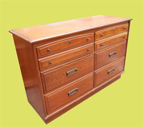 Oak bedroom furniture brings a relaxed warmth to the bedroom with its natural beauty. Uhuru Furniture & Collectibles: Vintage Honey Oak Dresser ...
