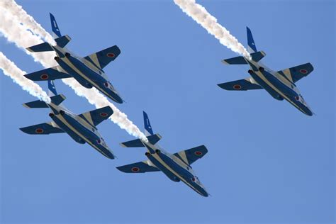 Blue impulse ）とは、航空自衛隊に所属する曲技飛行隊（アクロバット飛行チーム） であり、その愛称 。 当初は部隊の中の1チームという位置づけで、1995年（平成7年）に正式に一部隊として独立した。 ブルーインパルス by a.masa （ID：7814350） - 写真共有サイト:PHOTOHITO