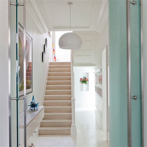 I am an oap living in a bungalow & like traditional / modern decor. New Home Interior Design: Modern Hallway