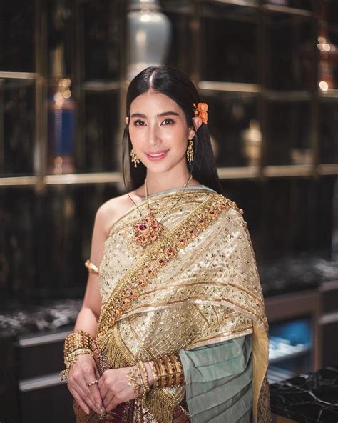 8.โบว์ เมลดา มาในชุดไทยประยุกต์ นุ่งผ้าโจงกระเบน สมัย ร.5 9.จุ๋ย วรัทยา สวมชุดไทยประยุกต์ สมัย ร.5 สวยงดงามอย่างไทยแท้ #iconsiamsongkran2019 #นางสงกรานต์2562 #ไอคอนสยามมหัศจรรย์ ...