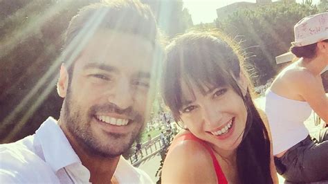 Özge gürel y serkan cayoglu de amar es primavera disfrutan de unas románticas vacaciones