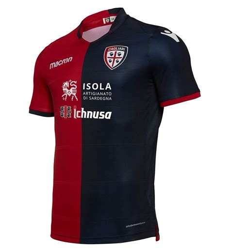 La maglia da trasferta come da tradizione è bianca ed è anche in questa stagione arricchita nella sua parte frontale da una fantasia a righe rosse orizzontali . Maglia Cagliari 2018-2019 Macron, il rosso e il blu sono ...