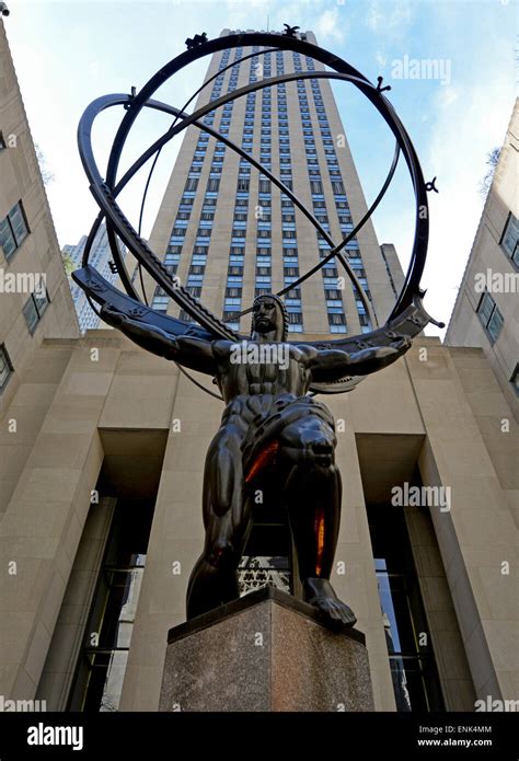 Arrodill Ndose Estatua De Bronce Del Griego Antiguo Titan Atlas En El Rockefeller Center Nueva
