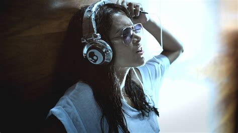 Girl Listening To Music Wallpapers And Images Wallpapers Pictures Photos