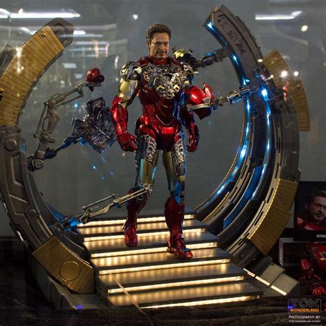 Marvel Avengers Iron Man Mark Vi With Suit Up Gantry Hot Toys Figure 1