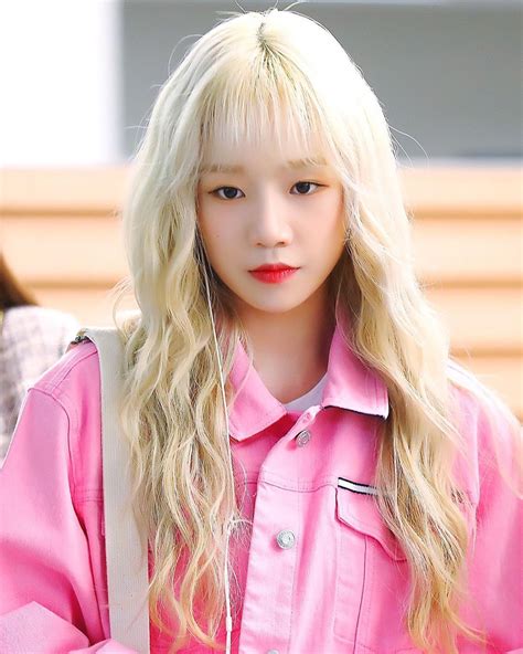 아이즈원 은 대한민국의 12인조 한일 합작 걸 그룹으로, 9명의 대한민국인 멤버와 3명의 일본인 멤버로 구성되어 있다. IZONE (아이즈원) 🇰🇷 (アイズワン)🇯🇵 on Instagram: "FANTAKEN ...