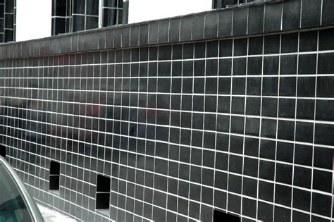1 quadratmeter fliese 400x400 mm wiegt bis zu 16 kg. Schwarz glasierte Fliesen auf Fassade - Bodenplatten aus ...