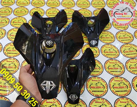 The said p2 reads as follows, in its original language: Đèn l4 độ trên mặt nạ zin cực đẹp - Hoàng Trí Racing Shop