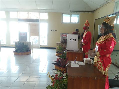 Unik Petugas Tps 06 Kenakan Baju Adat Minangkabau 5w1h Indonesia