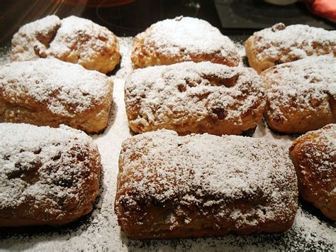 Weihnachtlich kochen und backen ist ein fest für die sinne, denn der duft von weihnachtsgewürze wie zimt, anis und kardamom liegt in der luft und verbreitet festliche stimmung. Mini Nuss-Stollen von neriZ. | Chefkoch | Stollen rezept ...