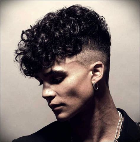 Coupe de cheveux pour homme bouclé: des photos de looks faciles à gérer