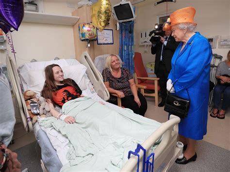 Manchester Bombing Queen Says Ariana Grande Is Very Good Singer During Hospital Visit To