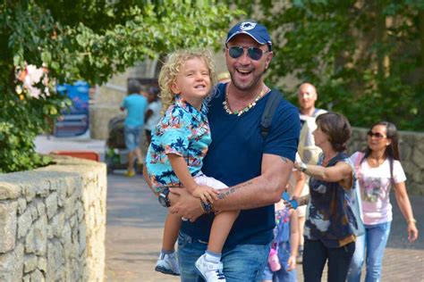 L'uomo ragno non muore mai | il football come lo abbiamo amato e sognato. Walter Zenga con la moglie Raluca Irina Rebedea e i figli ...