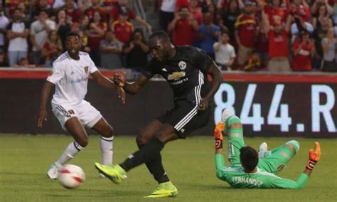 Watch Romelu Lukaku Scores First Manchester United Goal In 2 1 Win