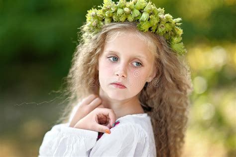 Portret Piękna Mała Dziewczynka Obraz Stock Obraz Złożonej Z Mały Dzieciak 45449293
