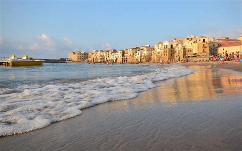 Oder starten sie eine neue suche, um noch mehr fotos bei imago zu . Italien Catania Strand