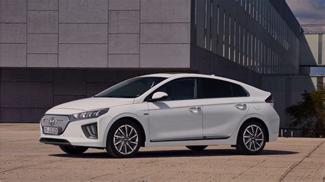 The ioniq 5's pure design is a refreshing take on electric vehicles, stripping away complexity to celebrate clean lines and minimalistic structures. Hyundai IONIQ Elektro Preise und technische Daten - EV ...