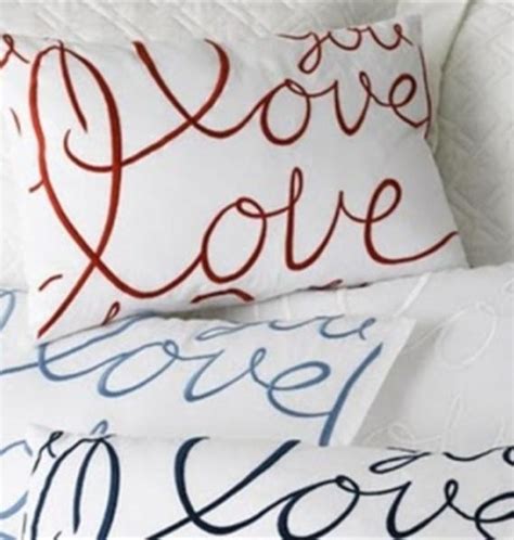 40 Warm Romantic Bedroom Décor Ideas For Valentine S Day Unique Pillows Romantic Bedroom