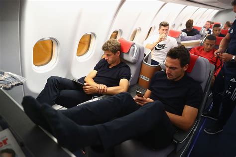 Thomas müller recovers from the exhaustion of playing many matches and traveling all over the whether in the mountains, in the beer garden or in the riding stables with his wife lisa, thomas. Pin auf Mats