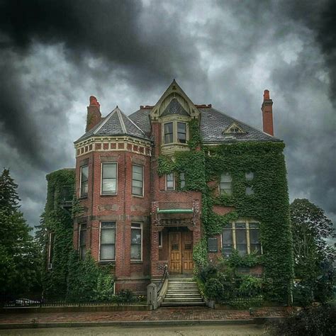 Pin By Ryzah On Architecture Creepy Old Houses Abandoned Houses