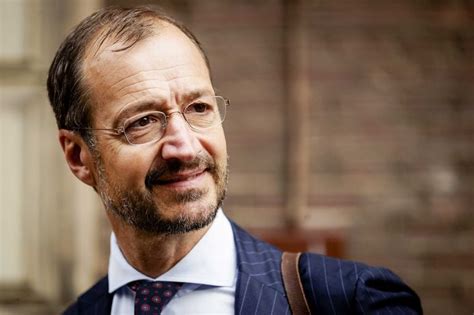 Van 2004 tot 2010 werkte hij al op het ministerie van economische zaken, als laatste in de functie van plaatsvervangend. Kamer wil Wiebes weer spreken over onveilige huizen ...