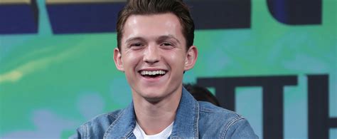 Tom really thought he could trick his fans. Tom Holland's COVID Mask Can't Hide His Excitement For 'Spider-Man3'