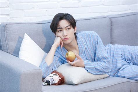 On the 13th, jb communicated with fans through an ig live broadcast in his room and several photos on the wall of his room stood out. GOT7's JB teases fans for the 5th generation of official IGOT7 | allkpop