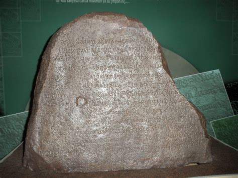 Batu bersurat prasasti ini berbentuk batu kecil, berukuran 45 x 80 centimeter. Museum Sriwijaya: PRASASTI-PRASASTI TINGGALAN SRIWIJAYA