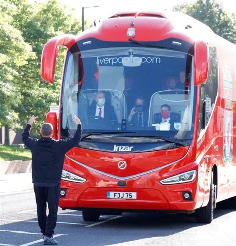 週六凌晨，英超賽場迎來一場較量，已經提前奪冠的曼城將作客聖占士公園球場面對紐卡素。 英超冠軍之後，對於曼城來說下一個需要追逐的無疑是歐冠冠軍，還有超過半個月的時間備戰，慢慢調整好狀態成為曼城的重要課題。 休整一場比賽之後，相信 哥迪奧拿 會相繼讓主力球員出場作戰，如此一. 一名曼城球迷拦截利物浦大巴 辱骂并做侮辱性手势_国际足球_新浪竞技风暴_新浪网